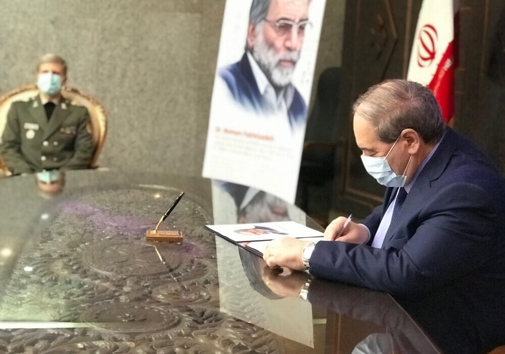 سفرا و وابستگان نظامی دفتر یادبود شهید فخری‌زاده را امضا کردند